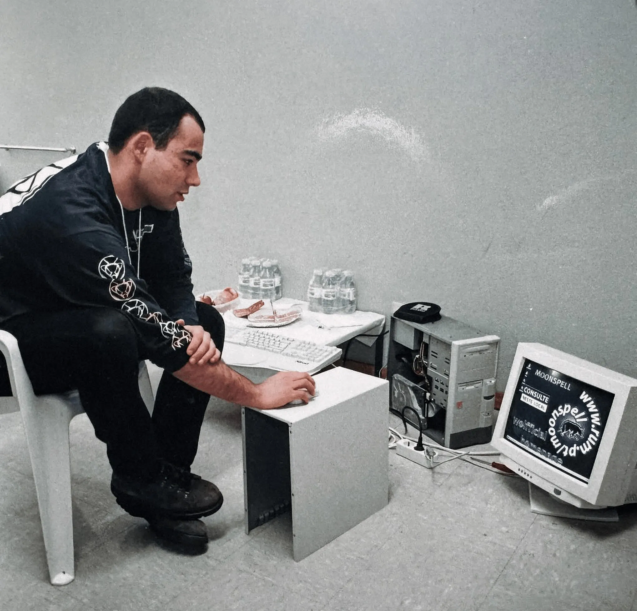 Adriano browsing the Moonspell website